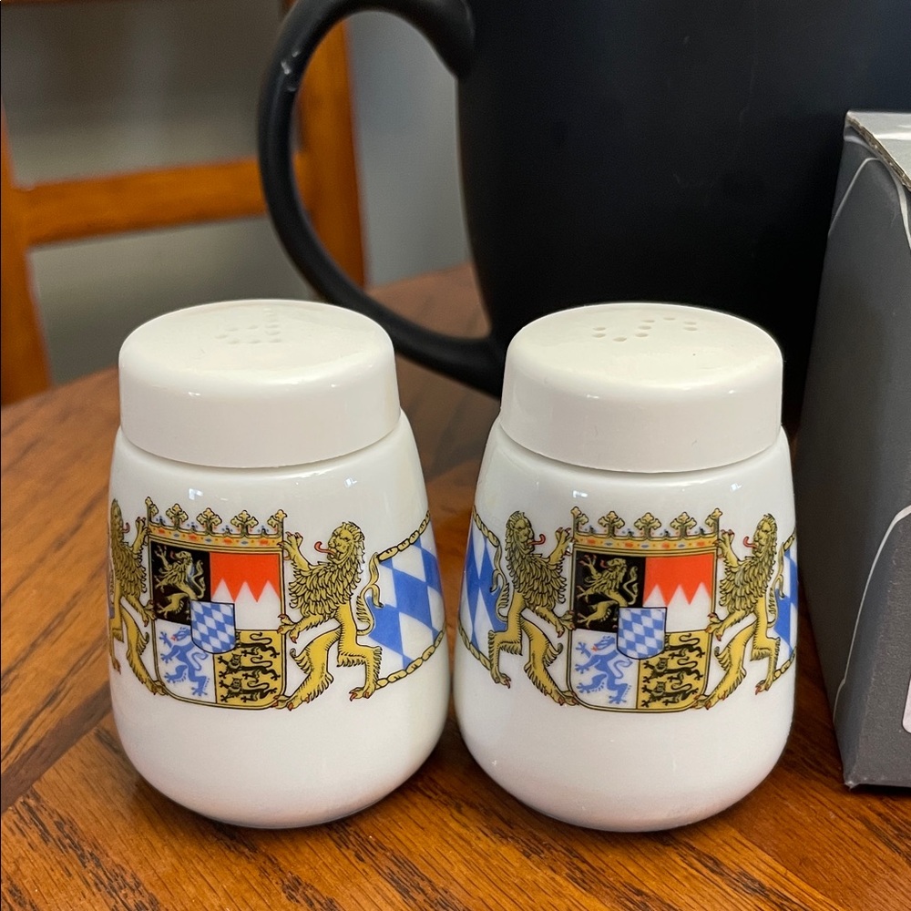 New Seltmann Weiden Compact Bayern Salt and Pepper Shaker Set